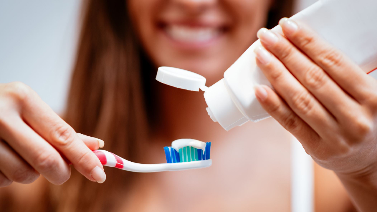 Virhe, kuten hampaiden harjaus ennen nukkumaanmenoa, voi pilata hymysi, eikä suurin osa ihmisistä edes huomaa sitä.