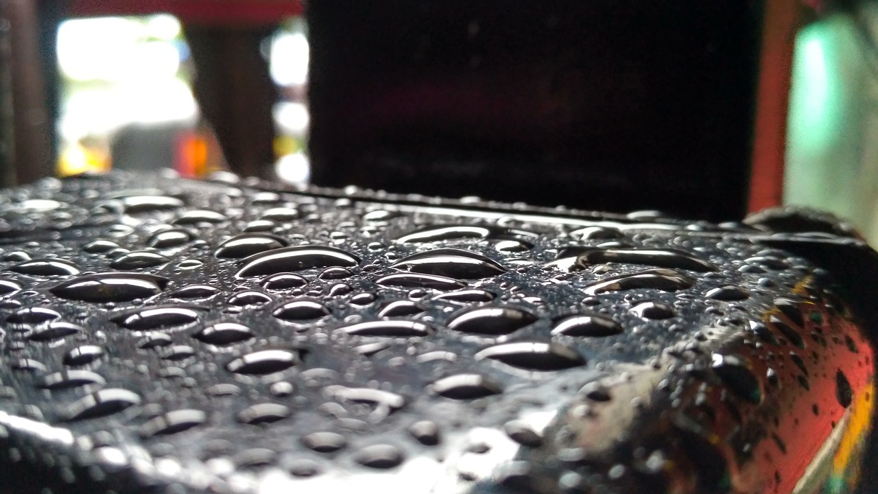 Tutkijat ovat kehittäneet järjestelmän, joka muuntaa sadepisarat sähköksi.